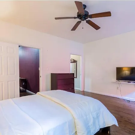 Spacious Garden Duplex 2 Bdrm * New York