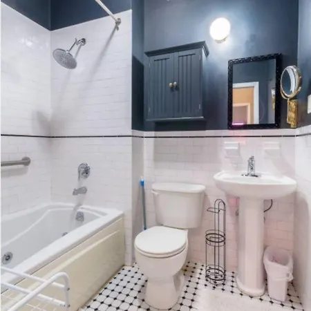 Spacious Garden Duplex 2 Bdrm Apartment New York