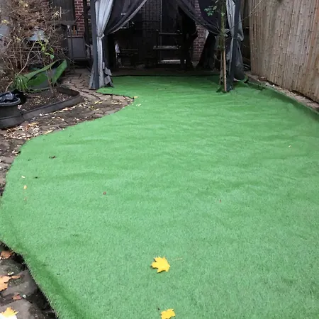 Spacious Garden Duplex 2 Bdrm Apartment *