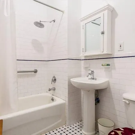 Spacious Garden Duplex 2 Bdrm Apartment *