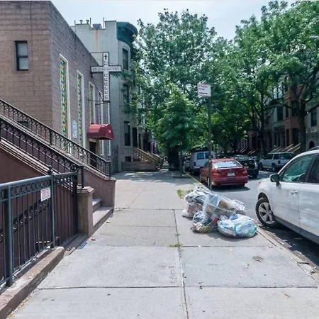 Spacious Garden Duplex 2 Bdrm New York
