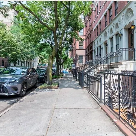 Spacious Garden Duplex 2 Bdrm Apartment *