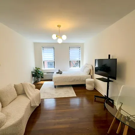 Cozy Cute In Midtown East Manhattan Elevator Laundry Steps To Subway Apartment *