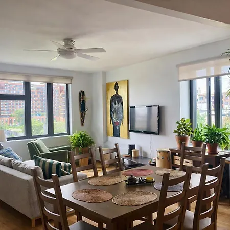 Bright & Stylish Bronx Retreat Near Manhattan Apartment