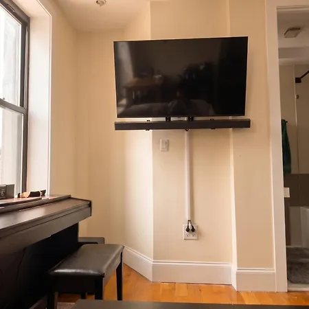 Trendy Williamsburg Oasis - Ac, Fast Wi-fi & Dishwasher *