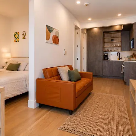 Cozy With Balcony&washer Close To Train Apartment *
