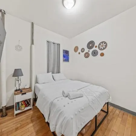 Guest house Chic Times Square 1br Entire - Private Kitchen & Bath - Hosts 4 New York