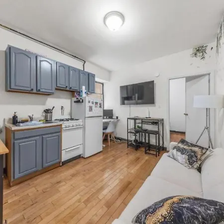 Guest house Chic Times Square 1br Entire - Private Kitchen & Bath - Hosts 4 New York