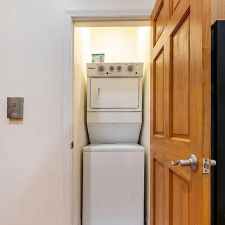 Spacious 1-bedroom Retreat In Harlem Apartment