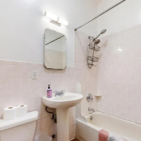 Spacious 1-bedroom Retreat In Harlem Apartment *