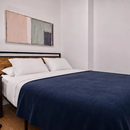 2 Bedroom Quite & Cozy Unit Next To Park Apartment
