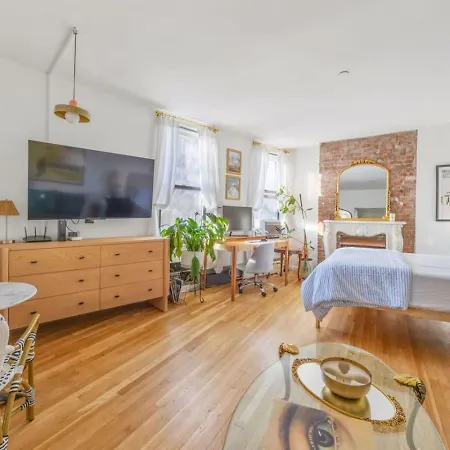 Cozy West Village Hudson River Views *