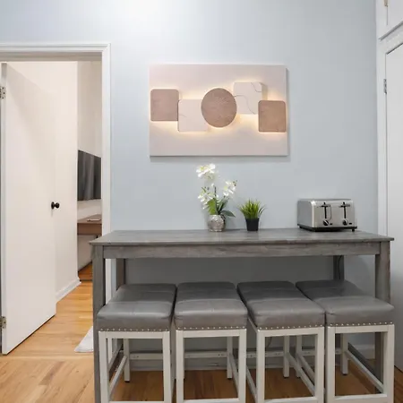 2 Bedroom Cozy Gem *