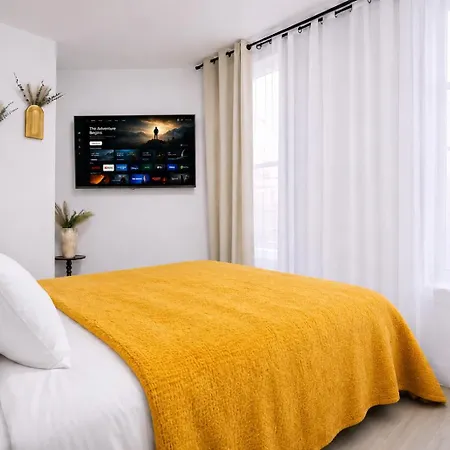 Apartment 2 Bedroom Unit In Location *