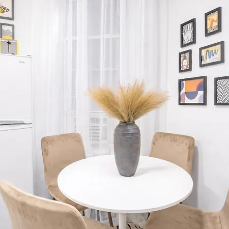 Apartment 2 Bedroom Unit In Location New York