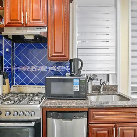 Apartment 2 Bedroom Stylish Getaway *