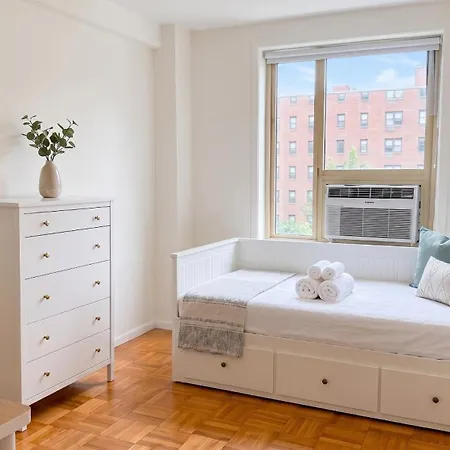 Grand East Side Home, Spacious & Cozy 3 Bedroom Retreat Apartment