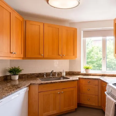Apartment Grand East Side Home, Spacious & Cozy 3 Bedroom Retreat New York