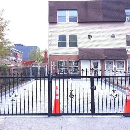 Guest house Private & Bath In Bronx *