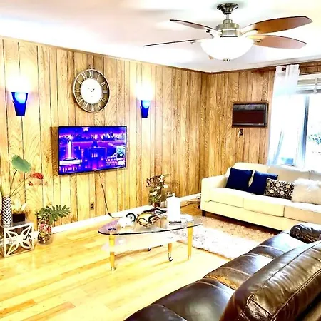 Holiday home Lga 5 Mins, 3 Bedrooms Duplex Private House With Backyard !