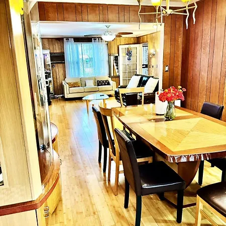 Lga 5 Mins, 3 Bedrooms Duplex Private House With Backyard ! Holiday home *