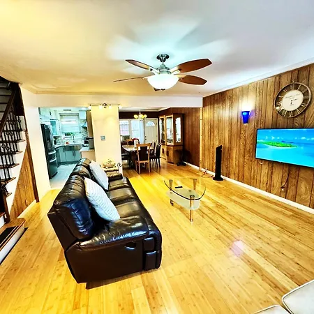 Lga 5 Mins, 3 Bedrooms Duplex Private House With Backyard ! Holiday home New York