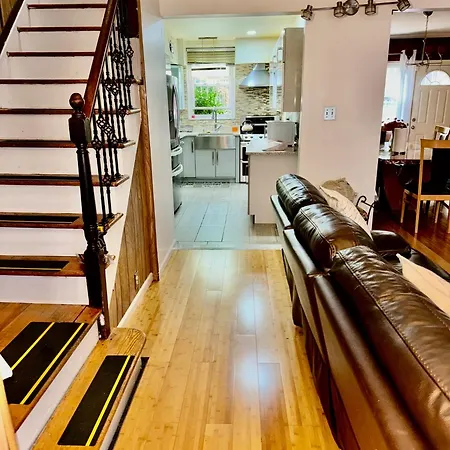 Holiday home Lga 5 Mins, 3 Bedrooms Duplex Private House With Backyard !