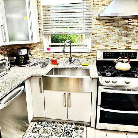 Holiday home Lga 5 Mins, 3 Bedrooms Duplex Private House With Backyard !