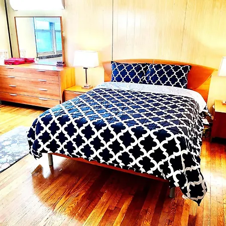 Lga 5 Mins, 3 Bedrooms Duplex Private House With Backyard ! Holiday home New York