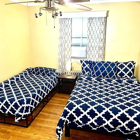 Holiday home Lga 5 Mins, 3 Bedrooms Duplex Private House With Backyard ! *
