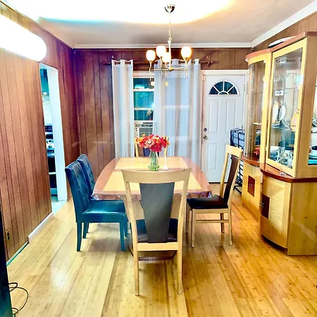 Holiday home Lga 5 Mins, 3 Bedrooms Duplex Private House With Backyard ! New York