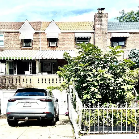 Lga 5 Mins, 3 Bedrooms Duplex Private House With Backyard !