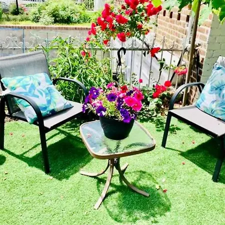 Lga 5 Mins, 3 Bedrooms Duplex Private House With Backyard !