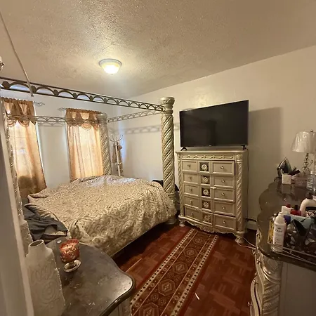 Cozy One Bedroom With Share Kitchen And Bathroom And Living Area Homestay