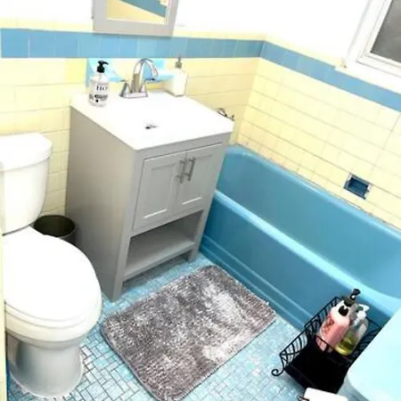 Lga 5 Mins, 3 Bedrooms Duplex Private House With Backyard ! New York