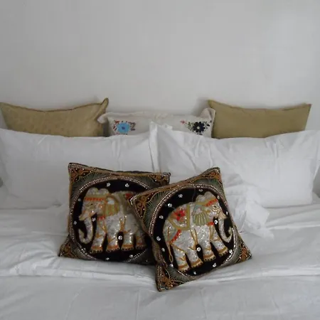 La Maison Des Sirenes 2, Bohemian, Eclectic Aparthotel