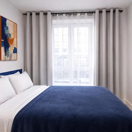 2 Bedroom In Manhattan Apartment