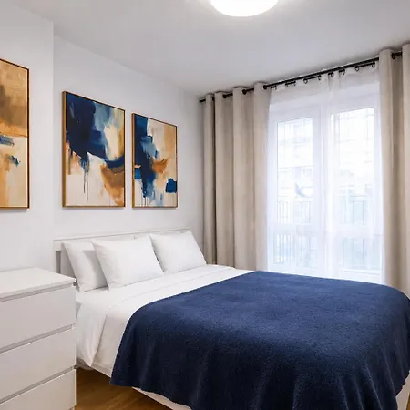 2 Bedroom In Manhattan Apartment *