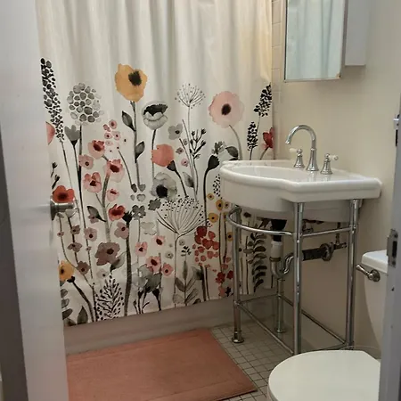 Cozy Private Spacious Apartment *