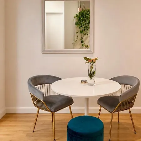 Bright In Lic With Views, Fully Equipped!