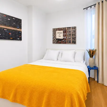 2 Bedroom In Manhattan Apartment *