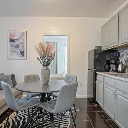 Apartment 2 Bedroom Unit In Manhattan *