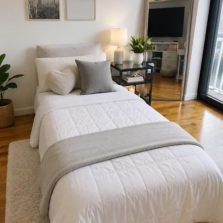 Bright In Lic With Views, Fully Equipped! * New York