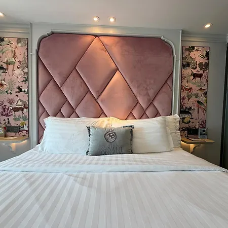 Manhattan Lincoln Center Apartment *