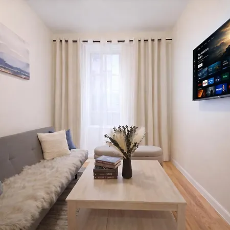 Apartment 3 Bedroom Next To Park *