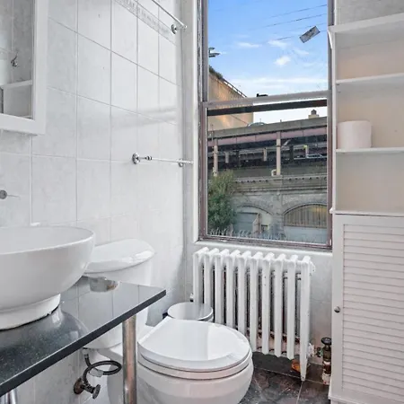 2 Bedroom Unit In Manhattan *