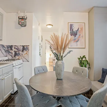 Apartment 2 Bedroom Unit In Manhattan *
