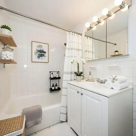Cozy Cute In Midtown East Manhattan Elevator Laundry Steps To Subway *