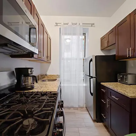 Apartment 3 Bedroom Next To Park *