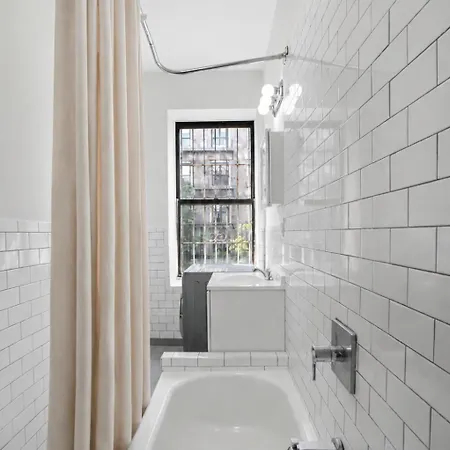 Apartment 2 Bedroom Quite & Cozy Unit Next To Park New York